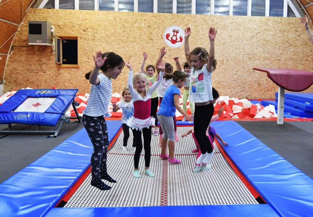 Zaigrana grupa djece skače na trampolinu